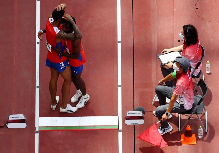 Los atletas cubanos se abraza al terminar la competición.