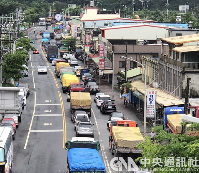 （蘇花公路112.6公里處宜蘭蘇澳九宮里路段，因持續降雨影響，落石坍方雙向阻斷，許多用路人29日在東澳端排隊等待通車／資料照片）