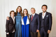 <p>Hier sind König Badullah II. und seine Frau Queen Rania (zweite von links) mit ihren Kindern, Prinzessin Salma, Prinz Al Hussein (rechts) und Prinz Hashem (links), abgebildet.<em> [Bild: Getty]</em> </p>