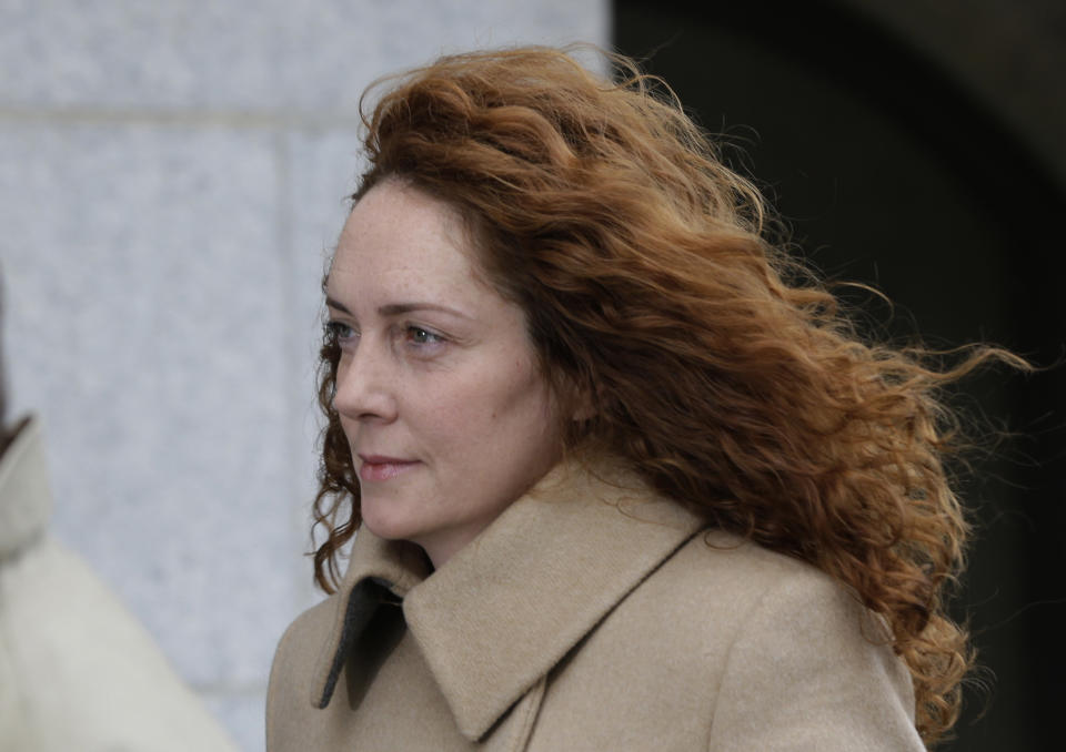 Rebekah Brooks, ex directora de operaciones británicas de News Corp., arriba a la corte de Old Bailey en Londres , el miércoles, 26 de septiembre del 2012. Ocho personas comparecen ante un tribunal el miércoles para enfrentar cargos vinculados con el escándalo de espionaje telefónico que sacudió el imperio News Corp. de Rupert Murdoch.(Foto AP/Lefteris Pitarakis)