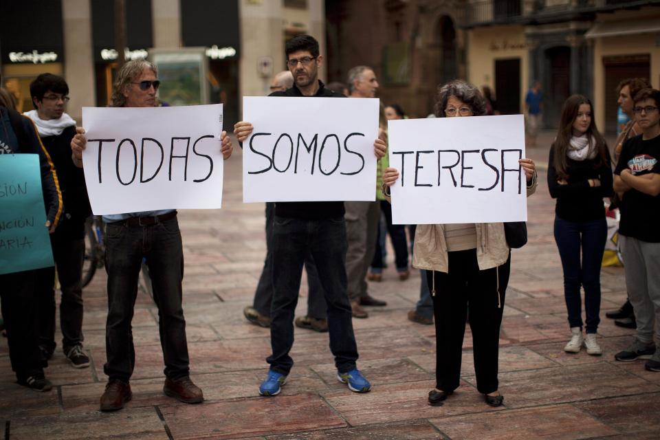 People hold placards reading, "We are all Teresa", during a demonstration called by "Marea Blanca" (White Tide) movement, in support of Spanish nurse Teresa Romero, who contracted Ebola, at La Constitucion square in Malaga, southern Spain, October 13, 2014. Spain will ramp up training for health workers and emergency services dealing with Ebola cases, authorities said on Monday, as a nurse who caught the virus in Madrid after caring for infected patients remained seriously ill. REUTERS/Jon Nazca (SPAIN - Tags: HEALTH DISASTER CIVIL UNREST SOCIETY POLITICS)