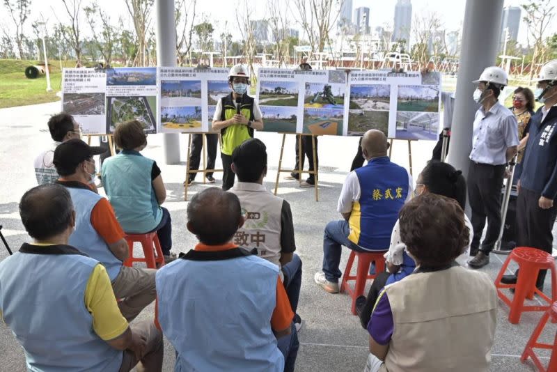 ▲全台唯一緊鄰雙軌道（捷運、輕軌）站旁，亞灣區內最大的「時代公園」於10月中即將完工！副市長林欽榮邀請民眾體驗不一樣的亞灣風貌。(圖／高市府工務局)