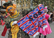 Actores vestidos como damas de la pantomima británica posan para fotógrafos antes de marchar hasta el Parlamento para exigir un mayor apoyo al sector teatral durante la pandemia de coronavirus, el miércoles 30 de septiembre del 2020 en Londres. (AP Foto/Frank Augstein)