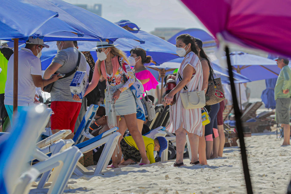 Las playas mexicanas lucen abarrotadas de turistas a pesar de la alerta epidemiológica por el aumento de casos y muertes por Covid-19. Foto: Getty Images