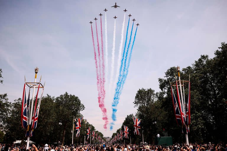 Los miembros del público animan mientras ven el show de la Royal Air Force