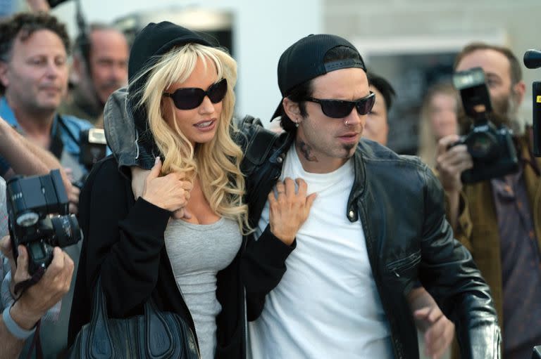 Pamela Anderson (Lily James) y Tommy Lee (Sebastian Stan) enfrentan a los paparazzis