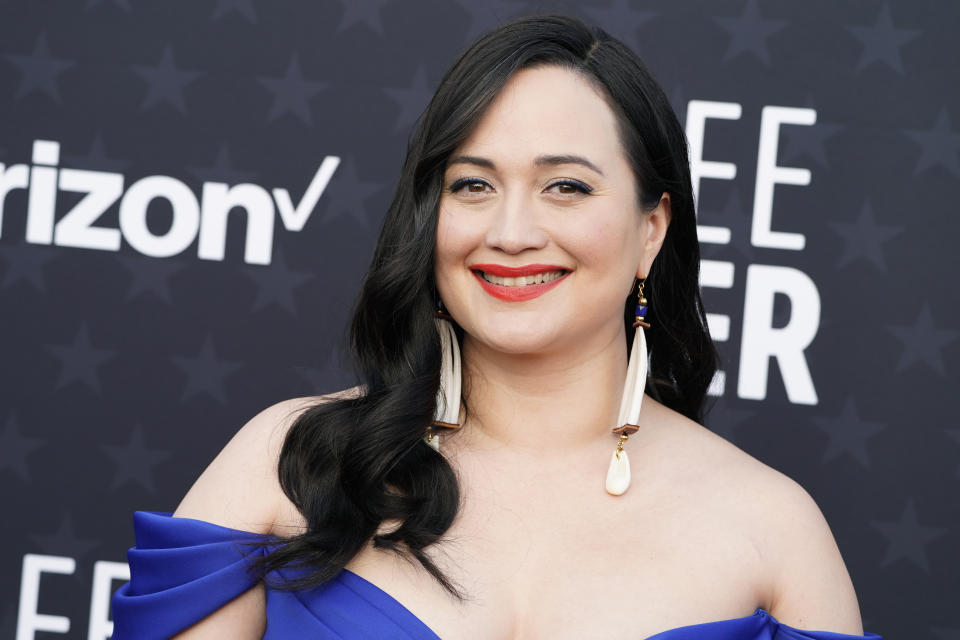 Lily Gladstone llega a la 29a entrega de los Critics Choice Awards el domingo 14 de enero de 2024, en Barker Hangar en Santa Monica, California. (Foto Jordan Strauss/Invision/AP)