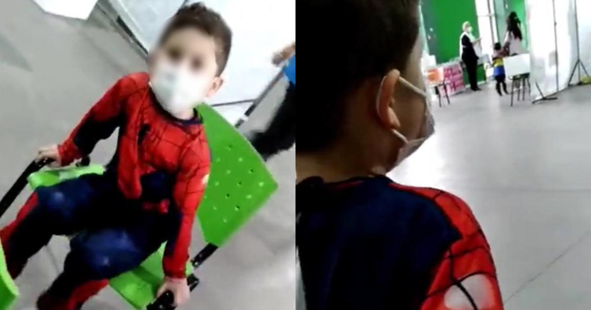 Niño acudió disfrazado de Spider-Man a vacunarse y tuvieron un gran detalle  con él