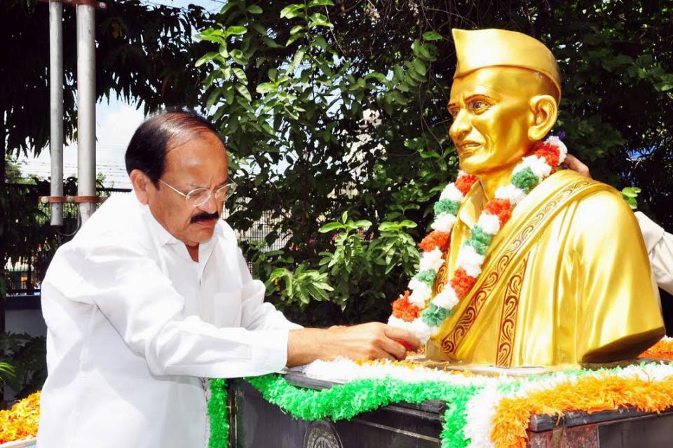 The Union Minister for Urban Development, Housing & Urban Poverty Alleviation and Information & Broadcasting, M. Venkaiah Naidu garlanding the statue of Pingali Venkayya (Freedom fighter and the designer of the flag on which the Indian national flag was based), at Pingali Venkayya AIR Station, in Vijayawada on August 23, 2016