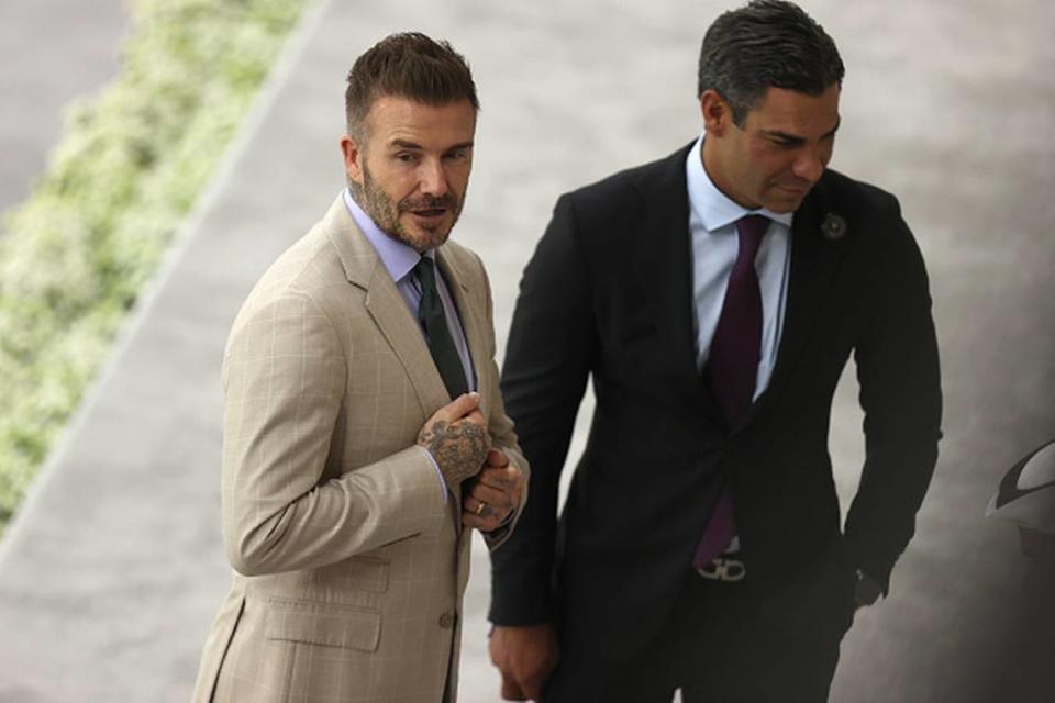 El alcalde de Miami Francis Suárez (a la derecha) junto a la estrella del fútbol David Beckham, cabildero registrado de la ciudad, en el partido de semifinales de la Copa Mundial de la FIFA Qatar 2022 entre Francia y Marruecos, en el estadio Al Bayt, el 14 de diciembre de 2022 en Al Khor, Qatar.