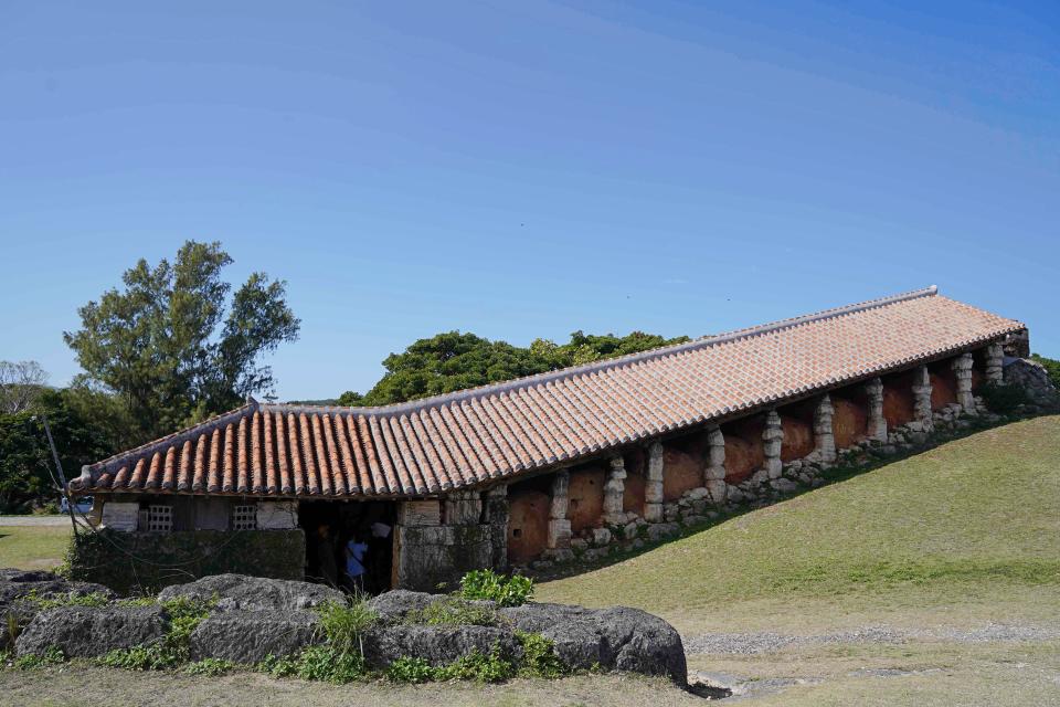 座落在讀谷村陶器之里「やちむんの里」制高點的登窯，是著名的觀光景點。