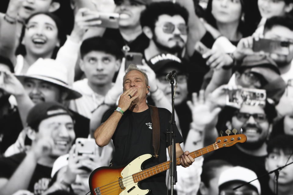 David Summers, de la banda española Hombres G, durante su presentación en el Festival Vive Latino en la Ciudad de México el domingo 17 de marzo de 2024. (Foto AP/Ginnette Riquelme)