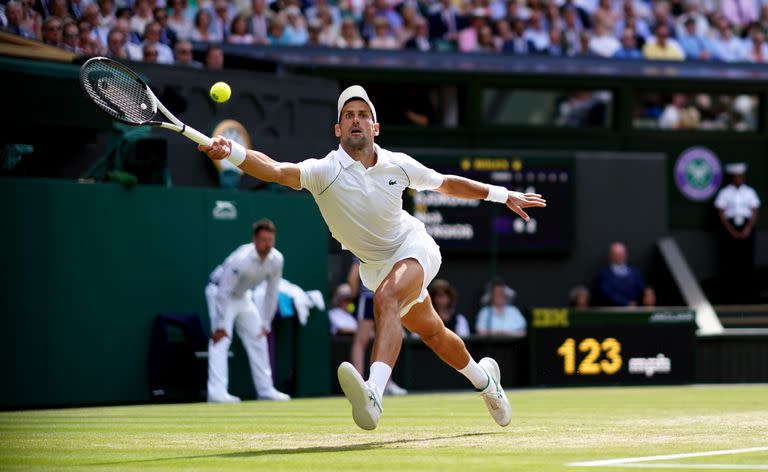 El serbio Novak Djokovic en acción contra Nick Kyrgios durante la final de Wimbledon.