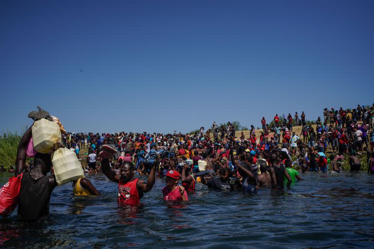 Miles de migrantes cruzan el Río Grande, en la frontera entre México y Estados Unidos. (Photo by PAUL RATJE / AFP)