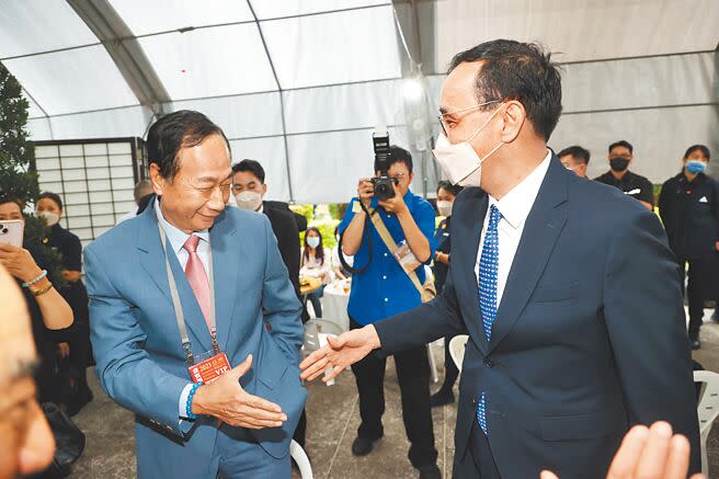 慈濟基金會14日在台北市中正紀念堂舉辦「2023年佛誕浴佛孝親感恩祈福會」，國民黨主席朱立倫（右）與郭台銘（左）應邀出席祈福，兩人見面相互握手致意。（鄧博仁攝）