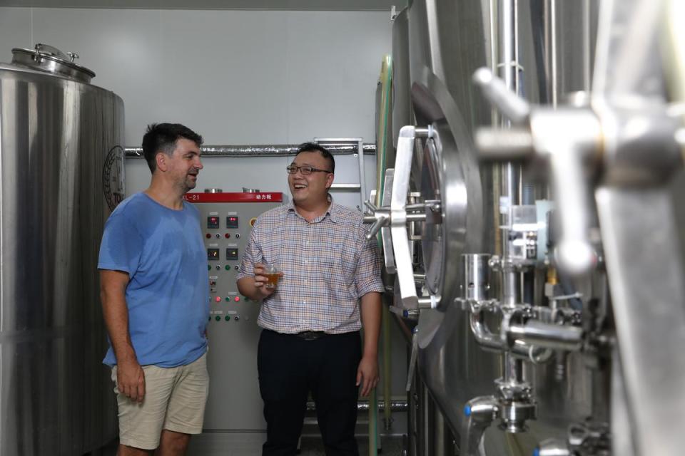 拉圖爾酒廠餐廳老闆蔡勳陞（右）從業務人生轉彎，找姐夫投入精釀啤酒海事業。