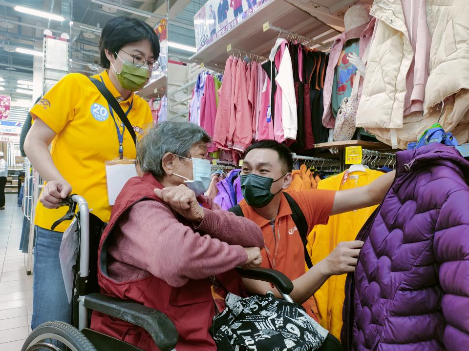 陪購物-85歲獨居輪椅孤老人在志工協助下，挑選保暖衣物溫暖過年