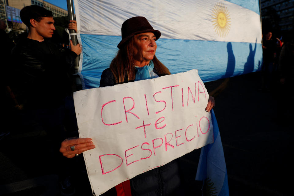 Un cartel contra Cristina Fernández. (REUTERS/Agustin Marcarian)