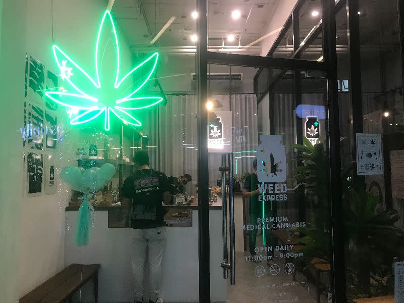 泰國街頭出現許多店家販賣大麻相關產品，日本駐泰國大使館透露，曾接獲多起日本公民呼麻後產生幻覺的案例，甚至身體不適送醫。（圖／中央社）