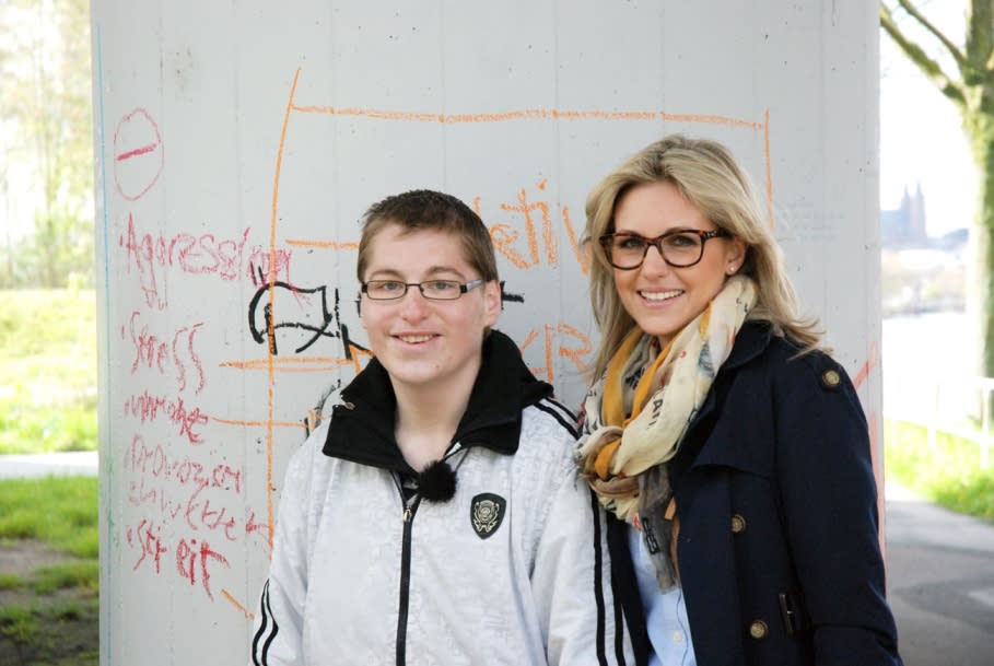 Sarah-Sophie Koch (hier mit dem 16-jährigen Mikel) spricht die Sprache der Jugendlichen. (Bild: RTL II)