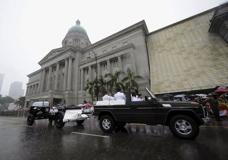 The funeral cortege carrying the body of Singapore's former prime minister Lee Kuan Yew drives past the old Supreme Court in Singapore March 29, 2015. REUTERS/Timothy Sim
