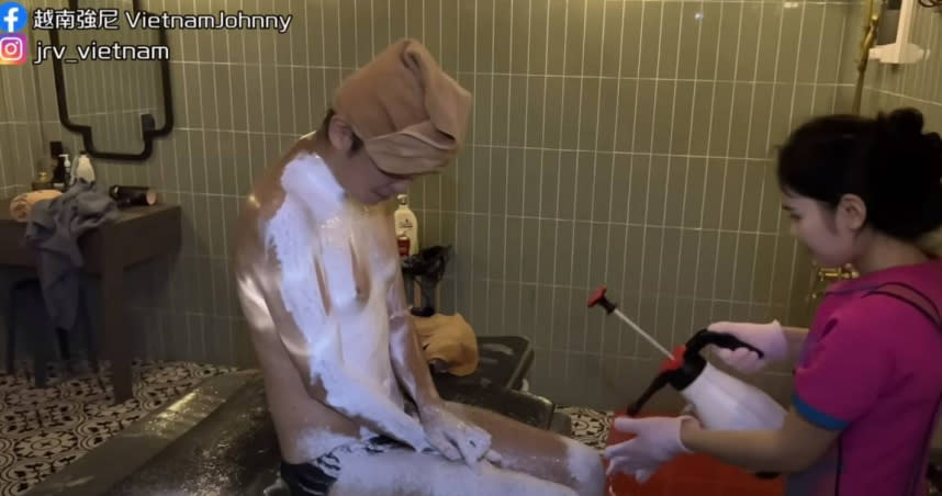YouTuber越南強尼體驗越南洗頭與洗澡。（圖／翻攝自越南強尼YT）