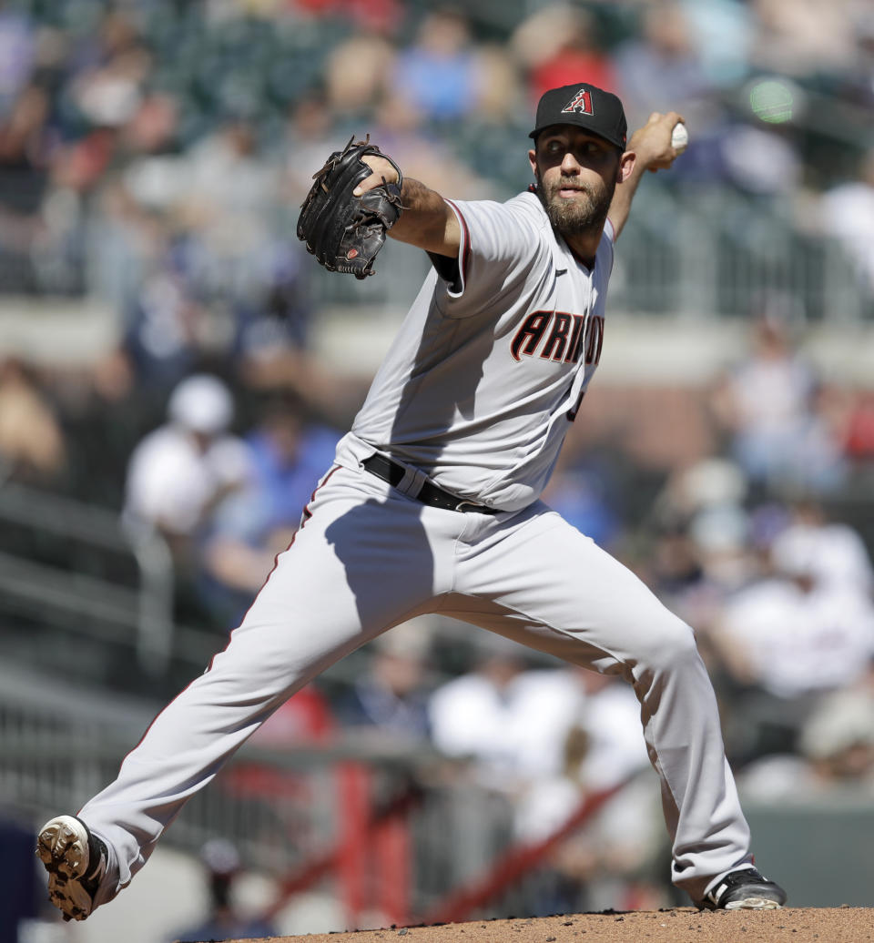 El abridor de los Diamondbacks de Arizona Madison Bumgarner trabaja en la primera entrada del juego ante los Bravos de Atlanta en el segundo duelo de la doble cartelera del domingo 25 de abril de 2021, en Atlanta. (AP Foto/Ben Margot)