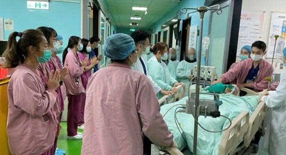 在捐贈手術當日，王韋翔的家人、老師及同學全部圍在他加護病房床邊及走廊。(網上圖片)
