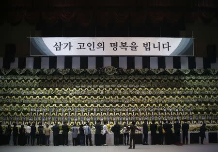 Mourners pay tribute in Ansan, at a temporary group memorial altar for victims of capsized passenger ship Sewol, April 24, 2014. REUTERS/Kim Hong-Ji