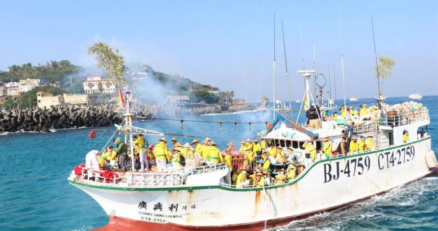 辛丑正科琉球迎王平安祭典3日正式登場，有別東港、南州迎王，在請水之前會先展開特殊的「逡港腳」儀式。（圖／中國時報謝佳潾攝）