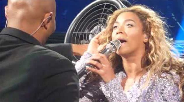 The fan snatches the songstress' weave during her flawless rendition of 'Halo'. Photo: YouTube