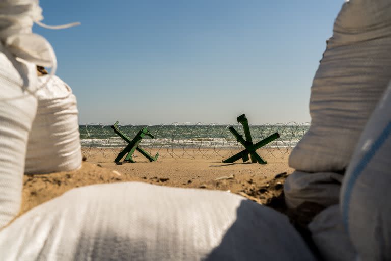 Barricadas, alambre de púas y sacos de arena en las playas de Odessa