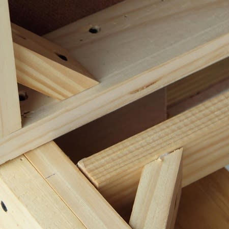 Cube-Net 優普耐特椅子工廠的沙發，不只外觀追求完美，連骨架也四面拋光，去除汙垢與雜質，讓木料之間的連接處乾淨平整，增加膠合的面積，讓沙發框更加穩固，而且也能保護師傅在工作的過程中不會被木刺刺傷。一張沙發，展現台灣人濃濃的人情味。