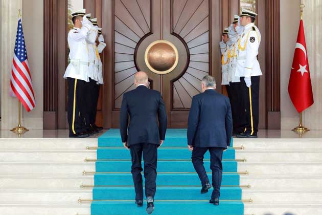 US-Vize-Präsident Joe Biden (l.) und der türkische Premierminister Binali Yildirim passieren die Ehrengarde vor ihrem Treffen in Ankara. (Bild: Burhan Ozbilici/AP)