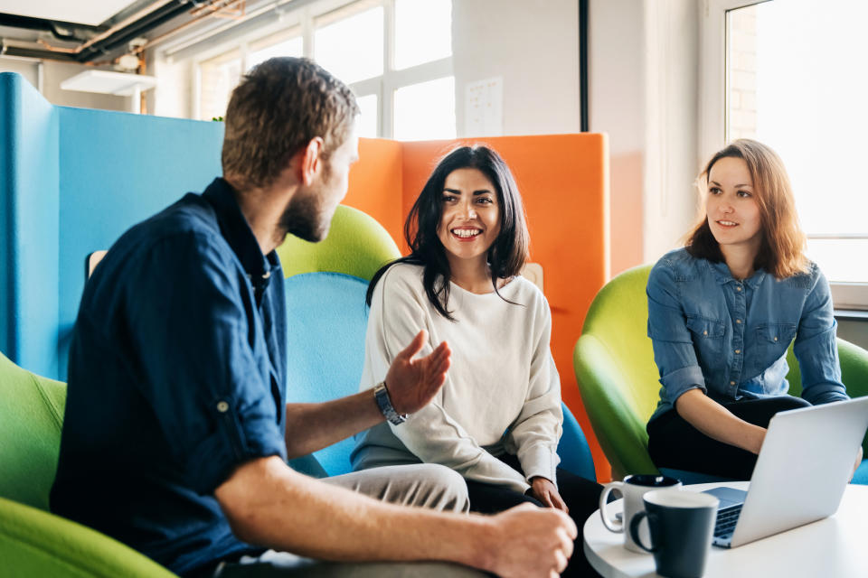 Nicht nur in hippen Start-ups werden wir künftig lässige Kleidung sehen. (Bild: Getty Images)