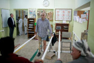 Iraqi Ahmed Khalil, 65, who lost his leg during the fighting in Mosul, attends a physiotherapy session at Red Cross Physical Rehabilitation Centre in Erbil, Iraq April 2, 2017. Picture taken April 2, 2017. REUTERS/Suhaib Salem