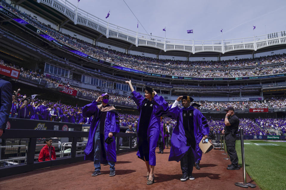 Taylor Swift saluda a los graduados al participar en la ceremonia de graduación de la Universidad de Nueva York en el Yankee Stadium, el miércoles 18 de mayo de 2022. (Foto AP/Seth Wenig)