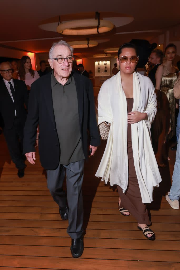 robert de niro tiffany chen holding hands