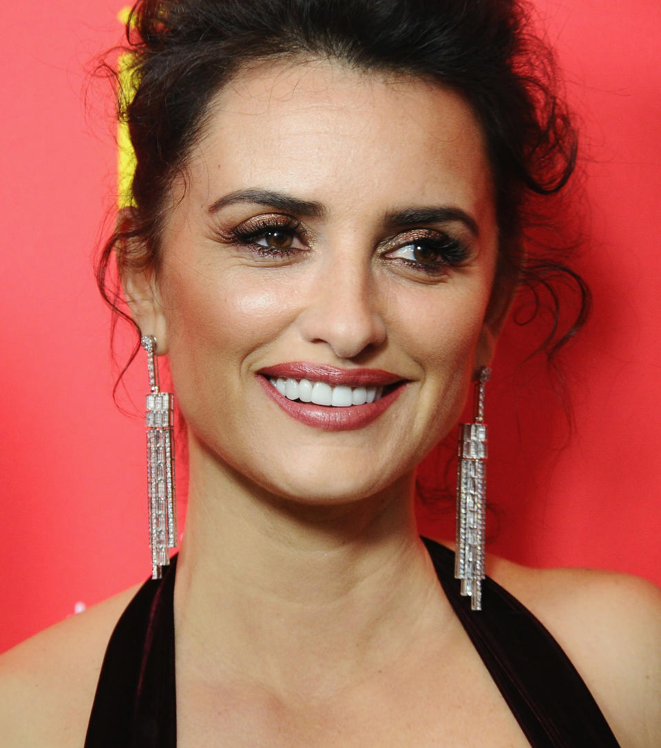 <p>Penélope Cruz se robó el show durante el estreno de la serie de televisión ‘The Assassination Of Gianni Versace: American Crime Story’, por cuenta de un vestido en terciopelo, que destacó su bella figura/Getty Images </p>