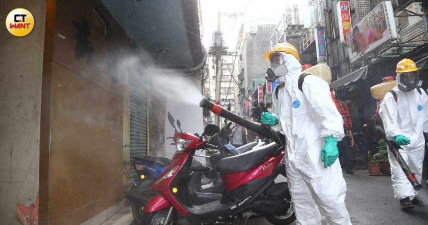 台北市環保局日前至萬華地區著名茶街、龍山寺進行消毒作業。（圖／黃鵬杰攝）