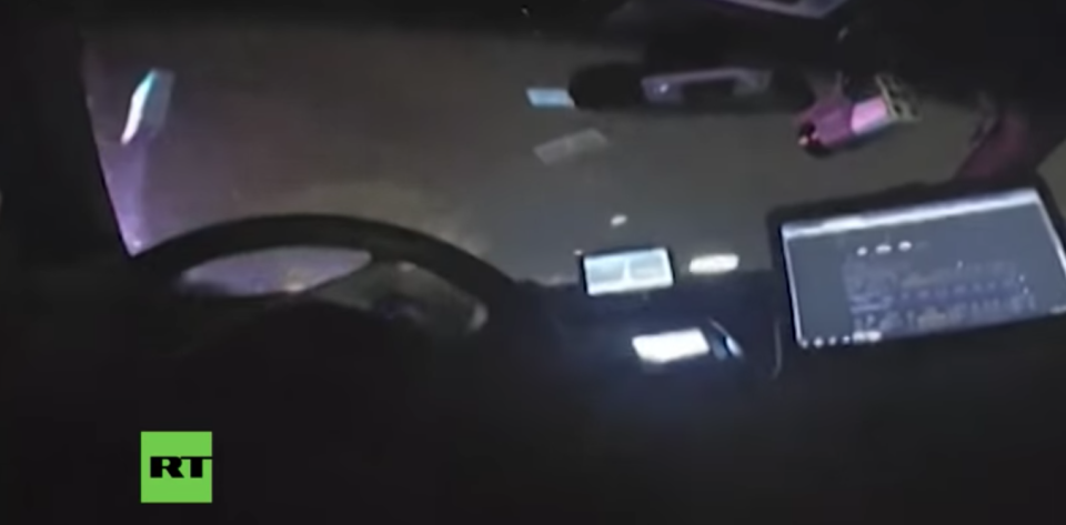 El video fue publicado por la policía y aquí una cámara interna muestra cuando la mujer conducía el vehículo oficial. Cortesía: RT news