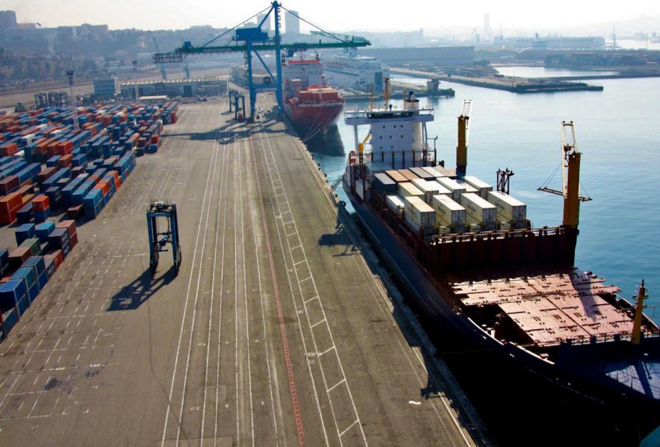 Les grands ports internationaux reçoivent des marchandises du monde entier. Peuvent s’y trouver des vecteurs d’agents de maladies, tels les moustiques. Ce qui illustre le côté néfaste de la mondialisation des transports (Grand port maritime de Marseille, zone est, où a été menée l’enquête relative à cet article). Gildas Le Cunff de Kagnac/Mer et Marine, Author provided