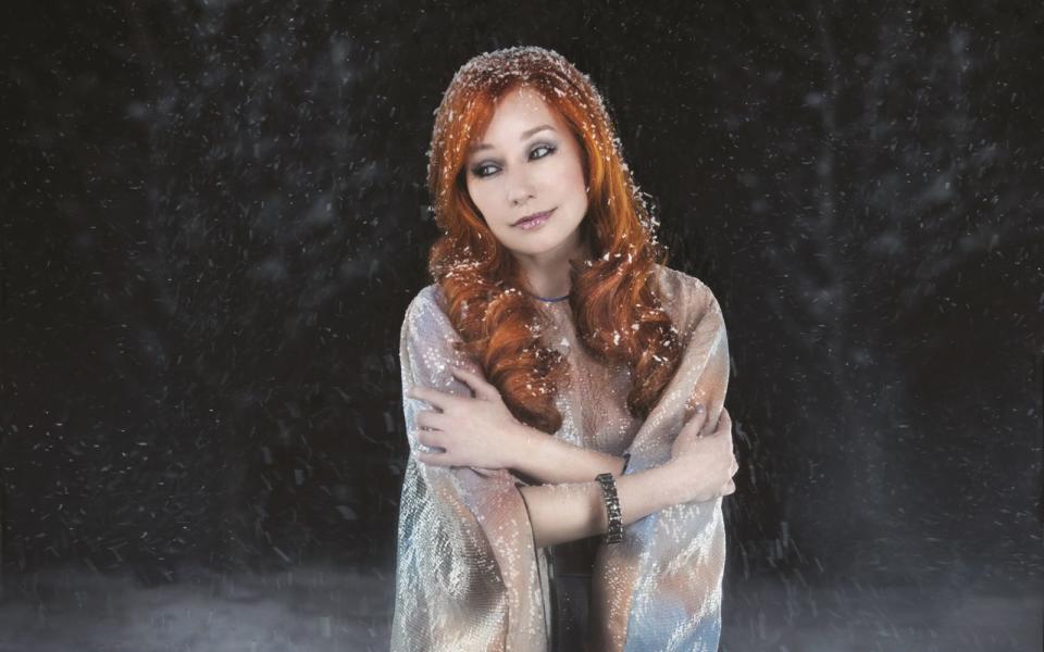 Folglich ist nahezu das gesamte Werk von Tori Amos von Anklagen gegen männliche Dominanz (nicht nur der Religion) und falschen Glauben durchzogen. Songs wie "Father Lucifer", "God" oder der Titel "Icicle", in dem sie ihre jugendlichen Erfahrungen mit der vom Vater verbotenen Masturbation beschreibt, sind nur einige Belege dafür. (Bild: Miranda Penn Turin)