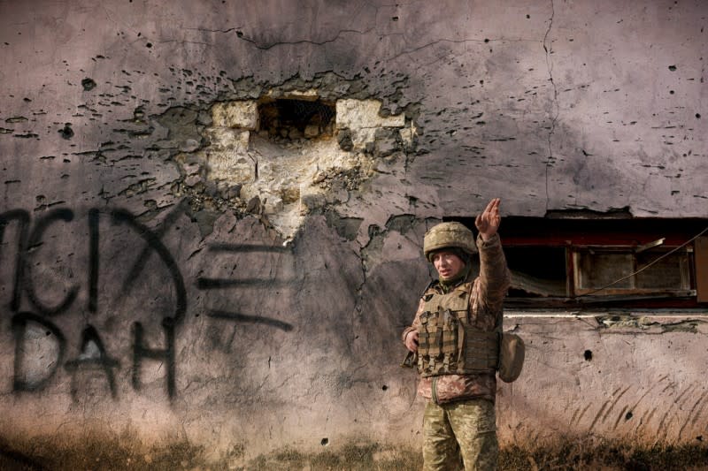 盧甘斯克前線一名烏克蘭士兵對媒體解說砲彈打來的方向。（美聯社）