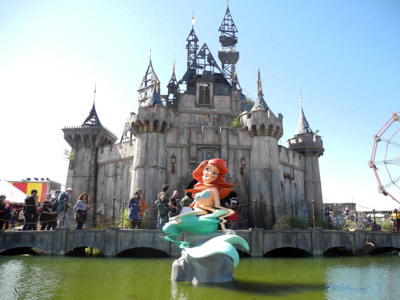 Platz für Kitsch: Die Meerjungfrau Arielle vor einer schäbigen Schlossfassade. Foto: Teresa Dapp