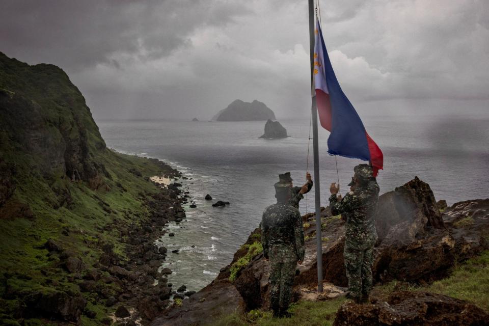 2023年6月29日，菲軍在巴丹群島的雅米島（Mavulis）升旗。雅米島距離蘭嶼僅約100公里、距離台灣最南端的鵝鑾鼻約140公里。路透社