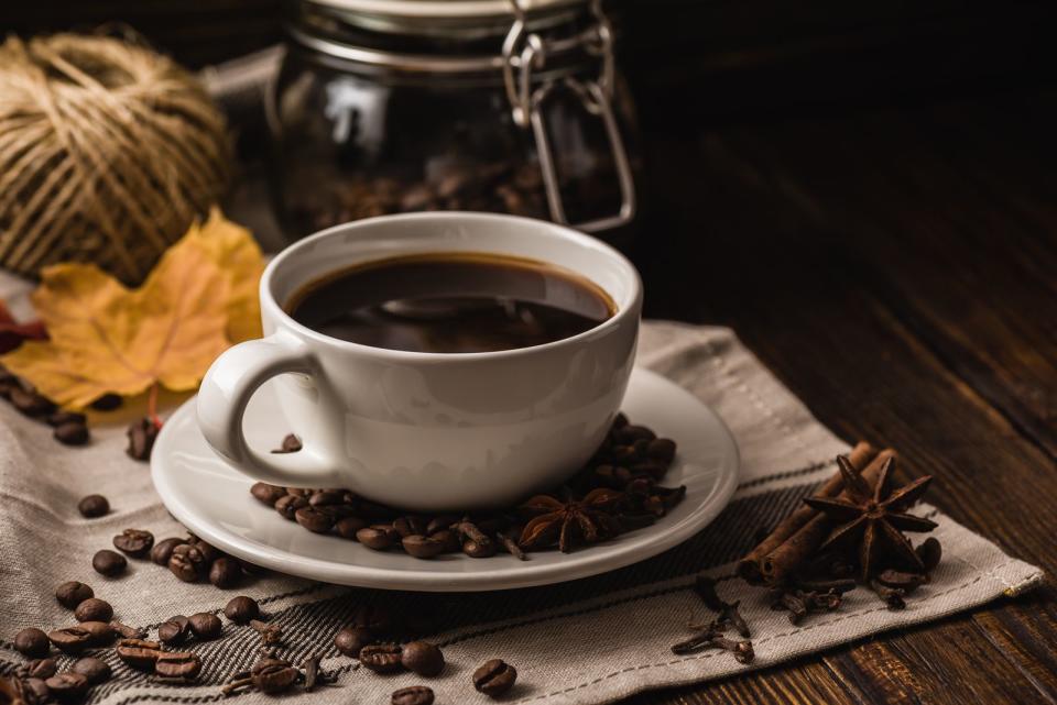 Kaffee entzieht dem Körper Wasser. Oder warum bekommt man sonst im Café immer ein Glas Leitungswasser dazu? Und wer viel Kaffee trinkt, muss auch öfter zur Toilette, richtig? Nicht ganz. Kaffee ist zwar harntreibend, aber er entzieht dem Körper nicht explizit Wasser. (Bild: iStock / Seva_blsv)