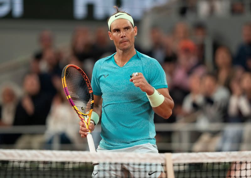 FOTO ARCHIVO. El español Rafael Nadal reacciona a un punto durante su partido contra el alemán Alexander Zverev en el segundo día de Roland Garros, en el Stade Roland Garros, en París, Francia