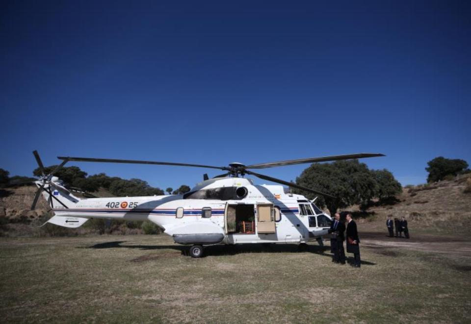 Llegada del helicóptero al Monte de El Pardo, donde los restos fueron recogidos por otro coche fúnebre. (Foto: Javier Lizón / EFE).