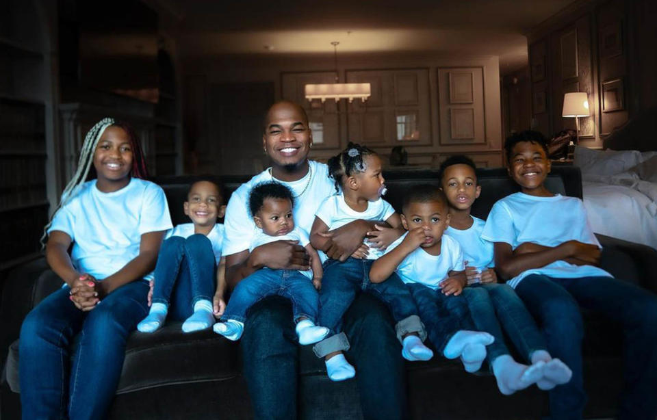 (L-R) Ne-Yo poses with all seven of his children: Madilyn, Mason, SJ,  Roman, Isabella Rose, Braiden and Brixton on Instagram. (Ne-Yo / Instagram)